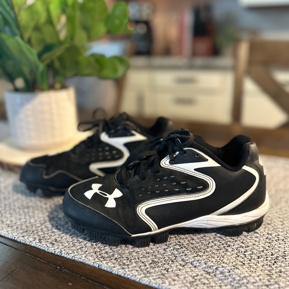 Under Armour Youth Boys Baseball Cleats in Size 2.5Y - Picture 1 of 6